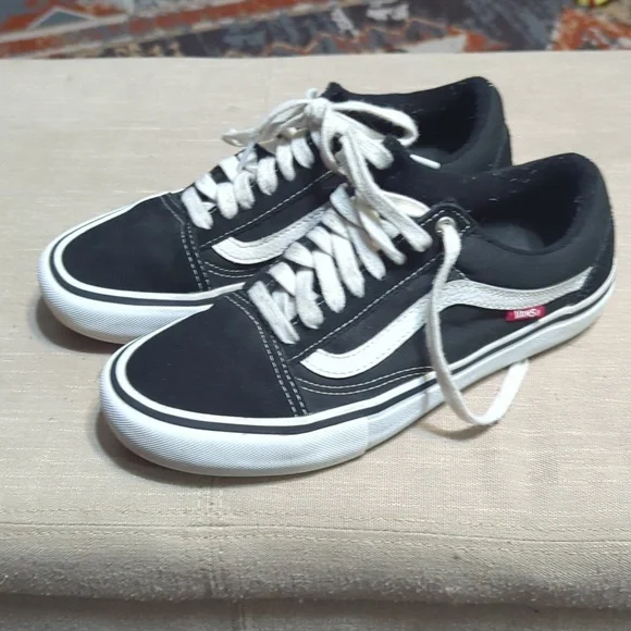 Vans Old Skool Pro skate shoes in a black and white colorway with suede & canvas - Picture 4 of 12